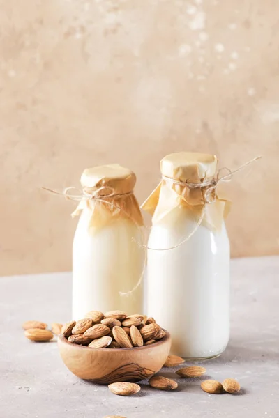 Vegane Mandelmilch Und Sahne Flaschen Nahaufnahme Brauner Hintergrund Milchfreie Alternativmilch — Stockfoto