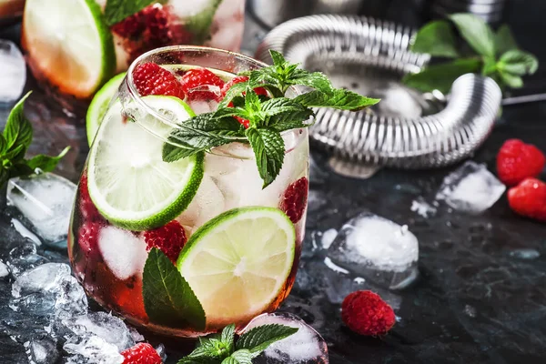Raspberry Mojito Lemonade Вапном Свіжим Яти Склі Сірому Тлі Літній — стокове фото