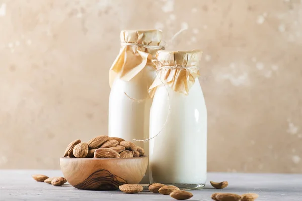 Vegane Mandelmilch Und Sahne Flaschen Nahaufnahme Brauner Hintergrund Milchfreie Alternativmilch — Stockfoto