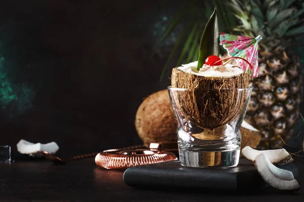 Pina Colada Cocktail Chopped Coconut Tropical Fruits Bar Tools Summer — 스톡 사진