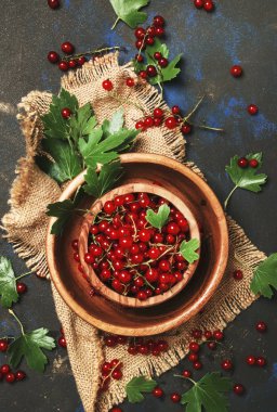 Kalp şekli, gıda arka plan, üstten görünüm kase kırmızı kuş üzümü