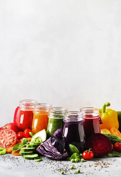 Разноцветные Веганские Овощные Соки Коктейли Выбор Бутылках Сером Кухонном Столе — стоковое фото