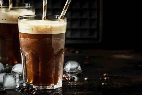 Kopi Frappe Dingin Dengan Dan Busa Dalam Gelas Besar Pada — Stok Foto