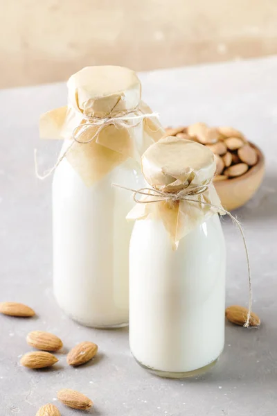 Leche Almendras Vegana Crema Botellas Primer Plano Fondo Marrón Leche — Foto de Stock