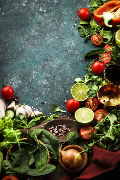 Comida Fresca Helthy Cozinhar Salada Fazendo Ingredientes Fundo Escuro Com — Fotografia de Stock