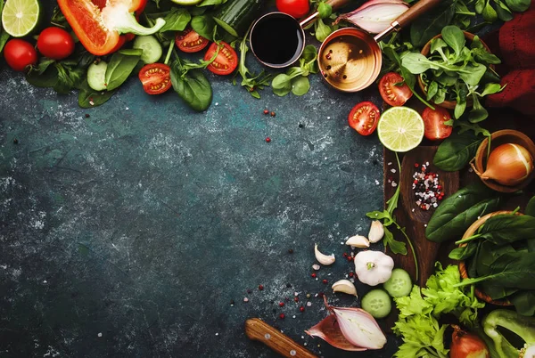 Comida Fresca Saludable Para Cocinar Ensalada Haciendo Ingredientes Sobre Fondo — Foto de Stock