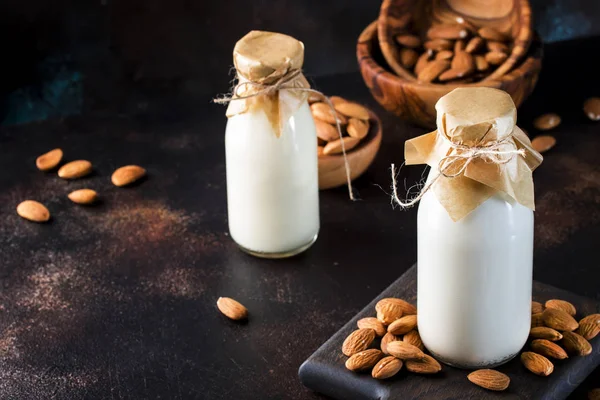 Veganistische Amandelmelk Flessen Close Bruine Achtergrond Alternatieve Melk Voor Niet — Stockfoto