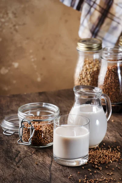 Lait Végétalien Base Sarrasin Bouteilles Gros Plan Fond Brun Lait — Photo