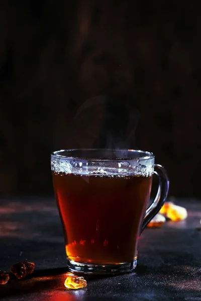 Chá Preto Quente Copo Vidro Fundo Mesa Preta Foco Seletivo — Fotografia de Stock