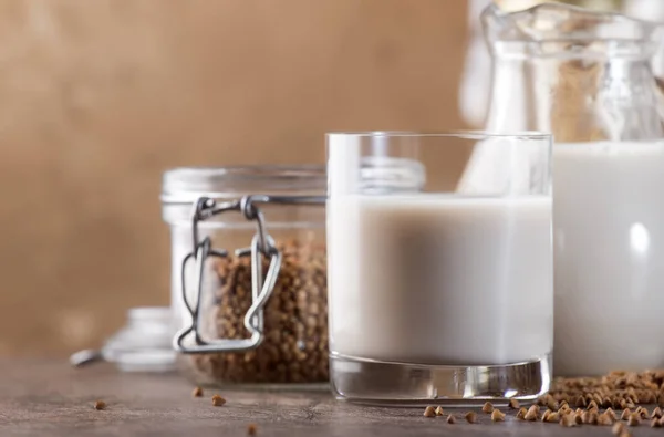 Vegane Buchweizenmilch Flaschen Nahaufnahme Brauner Hintergrund Milchfreie Alternativmilch Gesundes Vegetarisches — Stockfoto