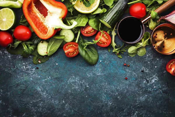 Cucina Fresca Sana Insalata Che Ingredienti Sfondo Scuro Con Bordo — Foto Stock