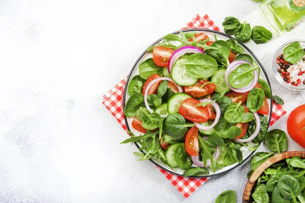 Ispanaklı Vegan Salatası Vişneli Domates Mısır Salatası Bebek Ispanağı Salatalık — Stok fotoğraf