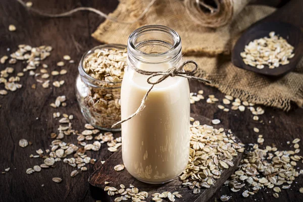 Haferflocken Milch Alternative Getränke Auf Pflanzlicher Basis Glas Rustikaler Küchentisch — Stockfoto