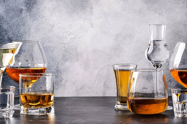 Set Bevande Alcoliche Forti Bicchieri Assortimento Vodka Cognac Tequila Brandy — Foto Stock