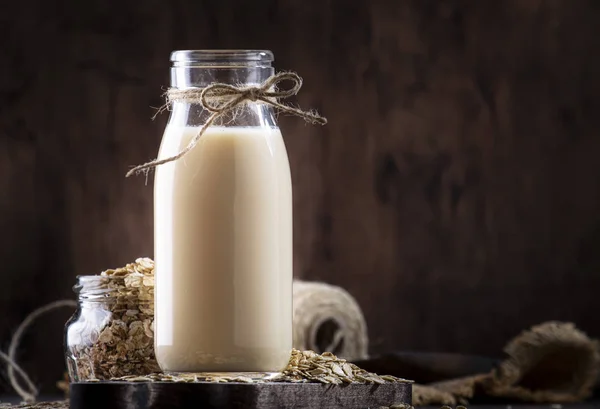 Haferflocken Milch Alternative Getränke Auf Pflanzlicher Basis Glas Rustikaler Küchentisch — Stockfoto