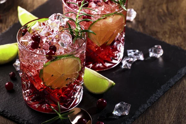 Bebida Refrescante Com Cranberries Gelo Alecrim Fundo Madeira Coquetel Vermelho — Fotografia de Stock
