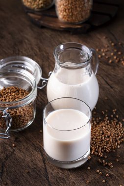 Vegan karabuğday sütü, yakın plan. Sütsüz alternatif süt. Sağlıklı vejetaryen yiyecek ve içecek konsepti. Boşluğu kopyala
