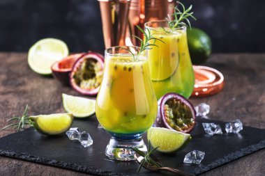 Biberiyeli tutkulu meyve kokteyli ve buzlu cam, bar aletleri, kopyalama alanı.