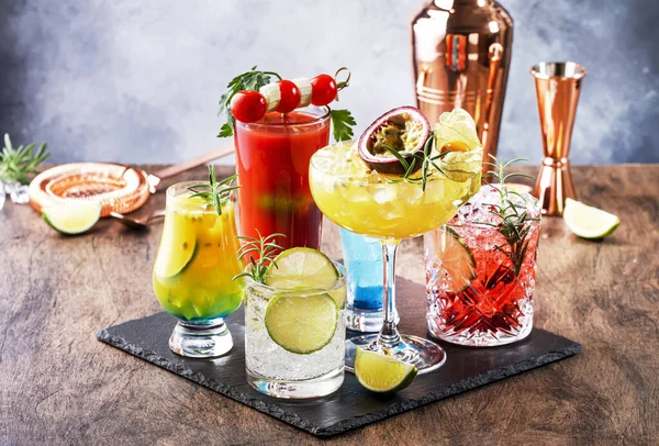 Conjunto Cócteles Alcohólicos Verano Bebidas Alcohólicas Refrescantes Brillantes Populares Bebidas — Foto de Stock