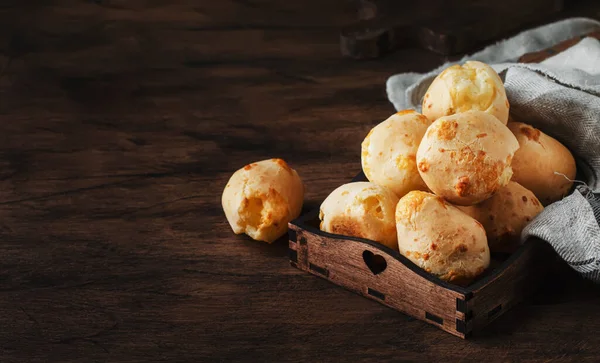 木製のボウルのチーズパン 素朴なキッチンテーブルの背景 コピースペース 選択的な焦点 — ストック写真