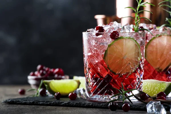 Refrescante Bebida Con Arándanos Hielo Romero Sobre Fondo Madera Cóctel — Foto de Stock