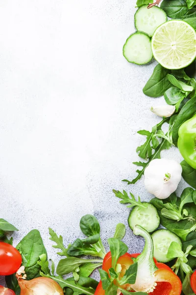 Zdravé Potraviny Pozadí Různými Zelenými Bylinkami Zeleninou Složky Vaření Salátu — Stock fotografie