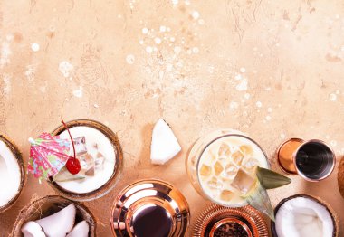 Geleneksel yaz karayip pina colada kokteyli n glass. Üst görünüm, alanı kopyala