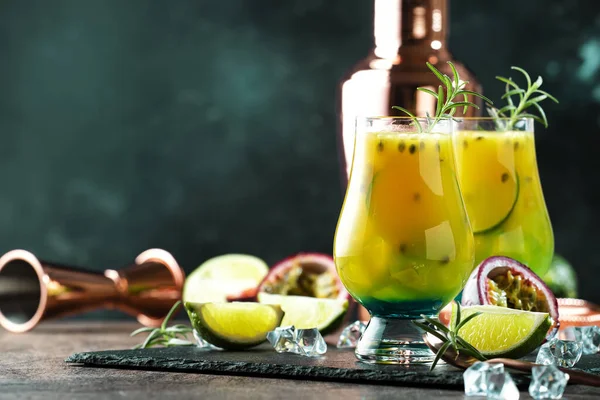 Passievruchtencocktail Met Rozemarijn Ijsblokjes Glas Bargereedschap Kopieerruimte — Stockfoto