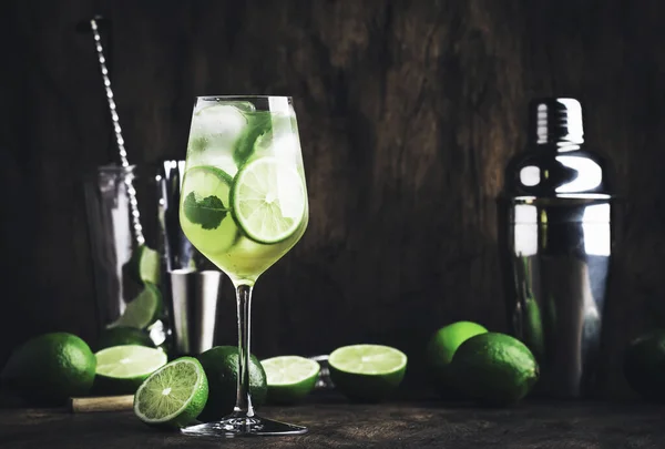 Cocktail Hugo Aperitivo Estivo Italiano Con Spumante Prosecco Lime Menta — Foto Stock