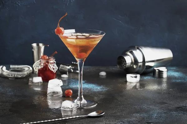 Klassieke Alcoholische Cocktail Manhattan Met Amerikaanse Bourbon Rode Vermouth Bittere — Stockfoto