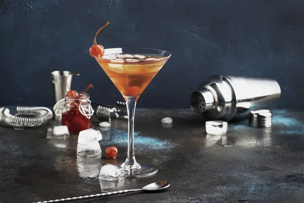 Coquetel Alcoólico Clássico Manhattan Com Bourbon Americano Vermute Vermelho Amargo — Fotografia de Stock