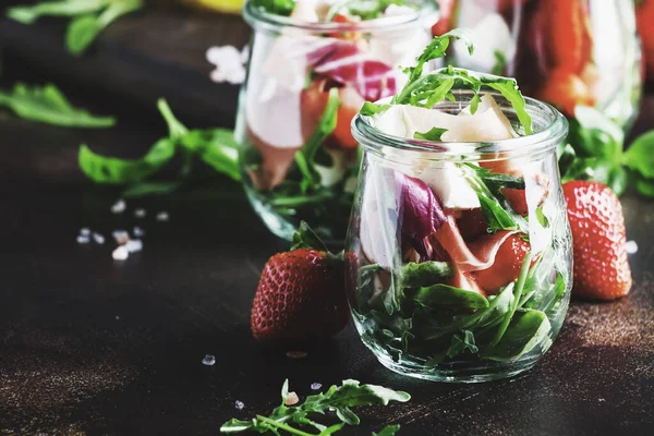 Salade Fraîche Avec Roquette Épicée Fromage Chèvre Fraise Prosciutto Jambon — Photo