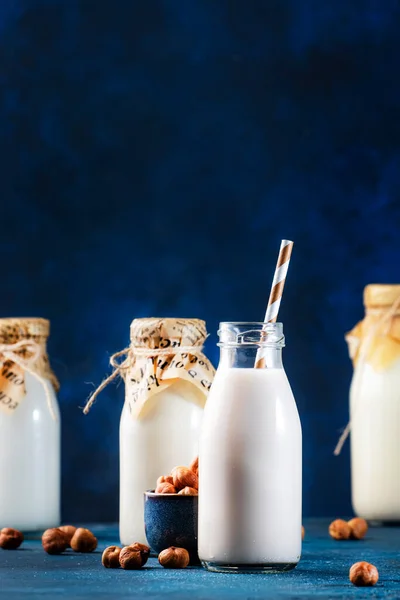 瓶装雪松坚果牛奶 特写镜头 木制桌子背景 非乳制品代用品奶 健康素食和饮料的概念 复制空间 — 图库照片