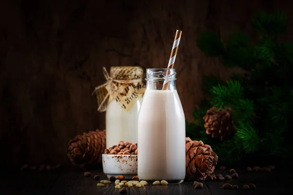 Vegan Cedar Καρύδι Γάλα Φιάλες Closeup Ξύλινο Τραπέζι Φόντο Γαλακτοκομικό — Φωτογραφία Αρχείου