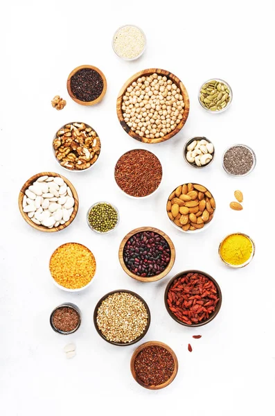 Vários Superalimentos Legumes Cereais Nozes Sementes Tigelas Fundo Branco Superalimento — Fotografia de Stock