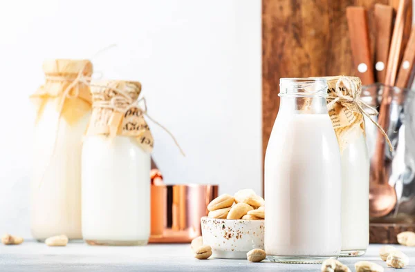 Vegan Cashew Καρύδι Γάλα Φιάλες Closeup Λευκό Φόντο Τραπέζι Γαλακτοκομικό — Φωτογραφία Αρχείου