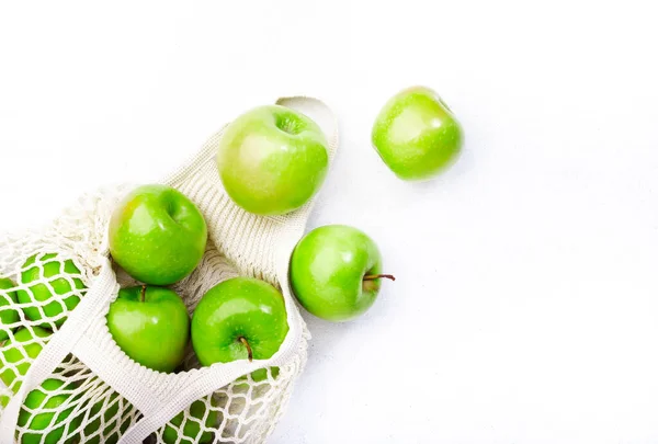 有机绿色苹果在可重复使用的环保绳网袋 零浪费 塑料自由和可持续的生活方式概念 厨房白桌背景 复制空间 顶视图 — 图库照片