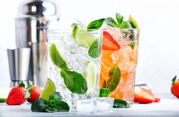 Friss Mojito Koktél Készlet Lime Menta Eper Jég Üveg Szürke — Stock Fotó