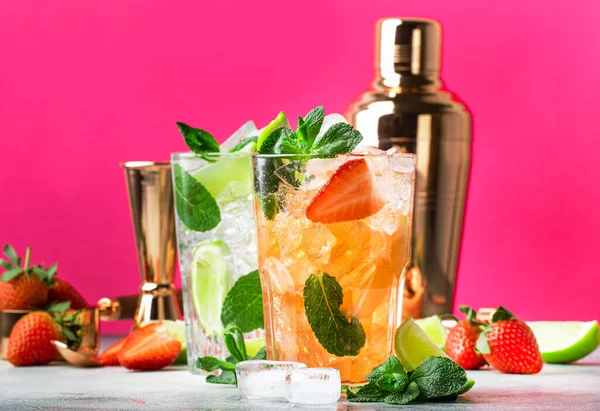 Coquetel Mojito Fresco Com Limão Hortelã Morango Gelo Vidro Sobre — Fotografia de Stock