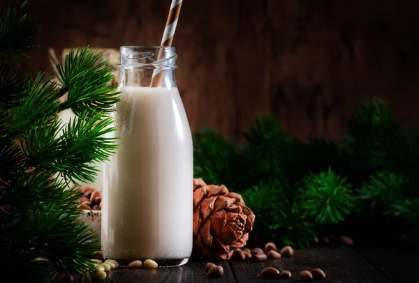 Veganistische Ceder Notenmelk Flessen Close Houten Tafelondergrond Alternatieve Melk Voor — Stockfoto