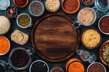 Sıfır israf ve sürdürülebilir yaşam tarzı. Plastiksiz depolama ve pişirme konsepti. Çeşitli organik süper yiyecekler, fasulyeler, tahıllar, tahıllar, baklagiller, yeniden kullanılabilir kutular ve kavanozlardaki tohumlar. Üst görünümü kopyala. Koyu arkaplan