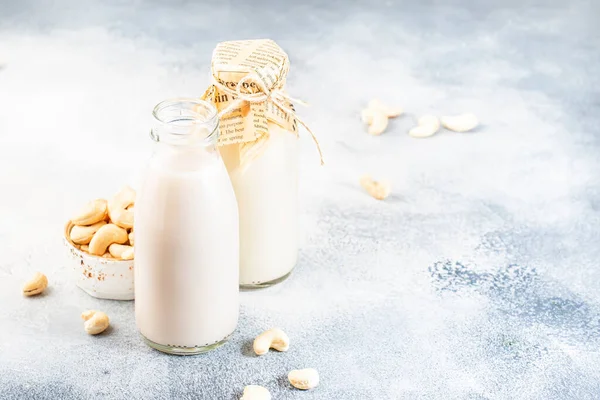 Susu Kacang Mete Vegan Dalam Botol Penutup Latar Belakang Meja — Stok Foto