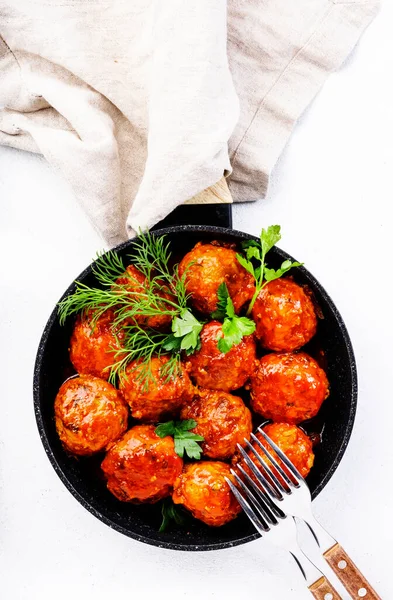 Köttbullar Med Tomatsås Och Kryddor Stekpanna Vitt Köksbord Bakgrund Top — Stockfoto