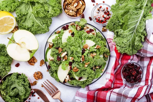 Salada Couve Com Cranberry Seco Maçãs Verdes Nozes Comida Vegan — Fotografia de Stock