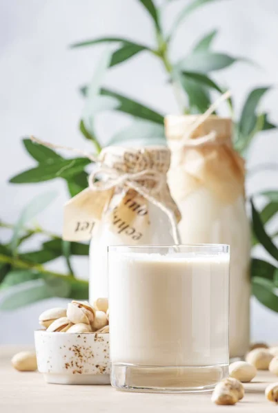 Vegane Pistazienmilch Flaschen Nahaufnahme Beiger Tischhintergrund Milchfreie Alternativmilch Gesundes Vegetarisches — Stockfoto