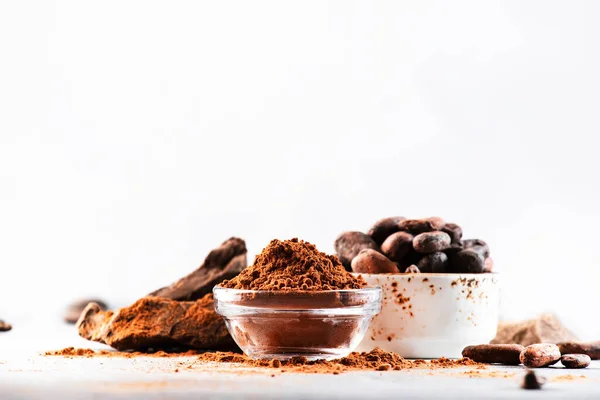Biologisch Cacaopoeder Cacaobonen Geraspte Cacao Klomp Grijze Achtergrond Kopieerruimte — Stockfoto