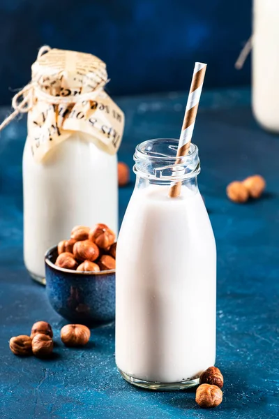 Vegan Leche Avellana Botellas Primer Plano Fondo Mesa Azul Leche — Foto de Stock