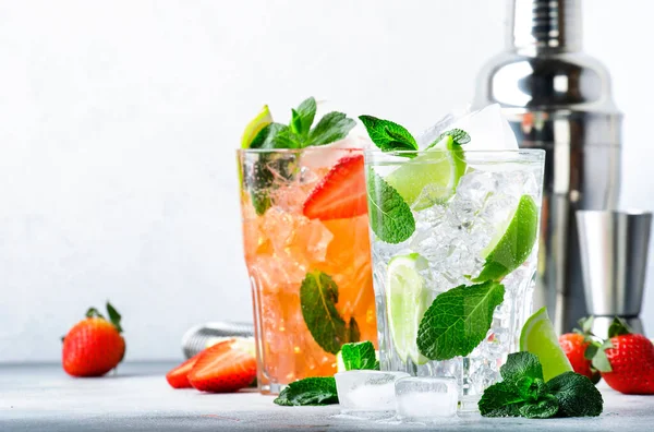 Färsk Mojito Cocktail Set Med Lime Mynta Jordgubbe Och Glas — Stockfoto