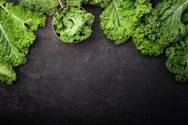 ケールキャベツ 緑の野菜の葉 黒の背景の上からの眺め 健康的な食事 ベジタリアン料理 — ストック写真