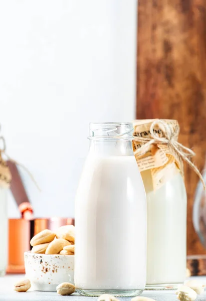 Vegane Cashewnussmilch Flaschen Nahaufnahme Weißer Tischhintergrund Milchfreie Alternativmilch Gesundes Vegetarisches — Stockfoto